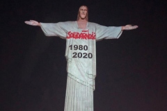 Napis na Figurze Jezusa Chrystusa w Rio de Janeiro w Brazylii