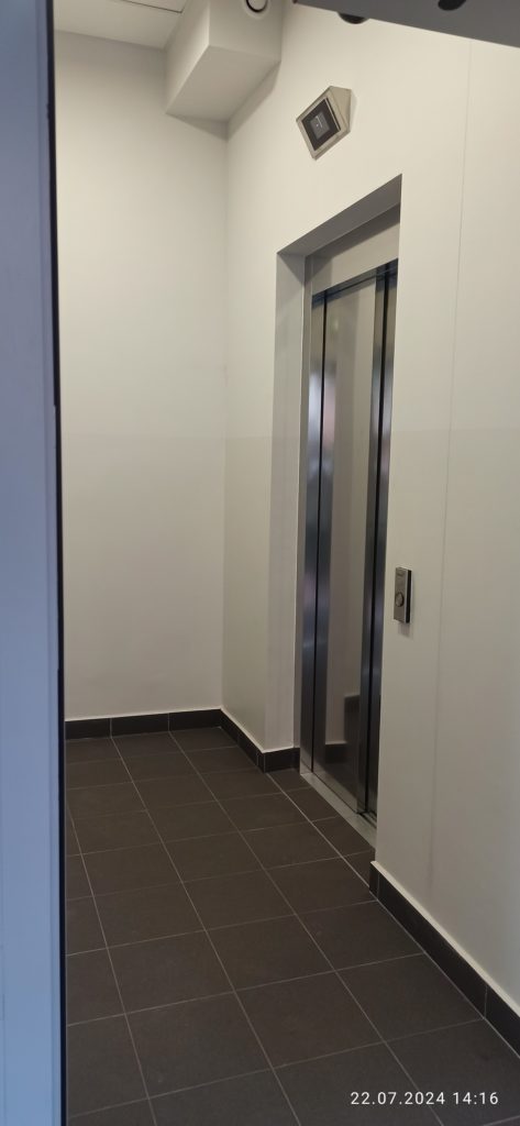 wejście od strony zachodniej do windy dla niepełnosprawnych - korytarz