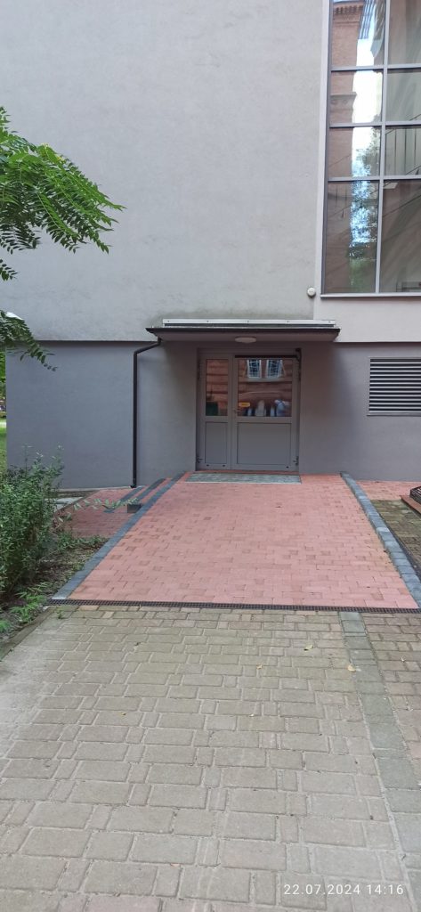 wejście boczne do windy dla niepełnosprawnych