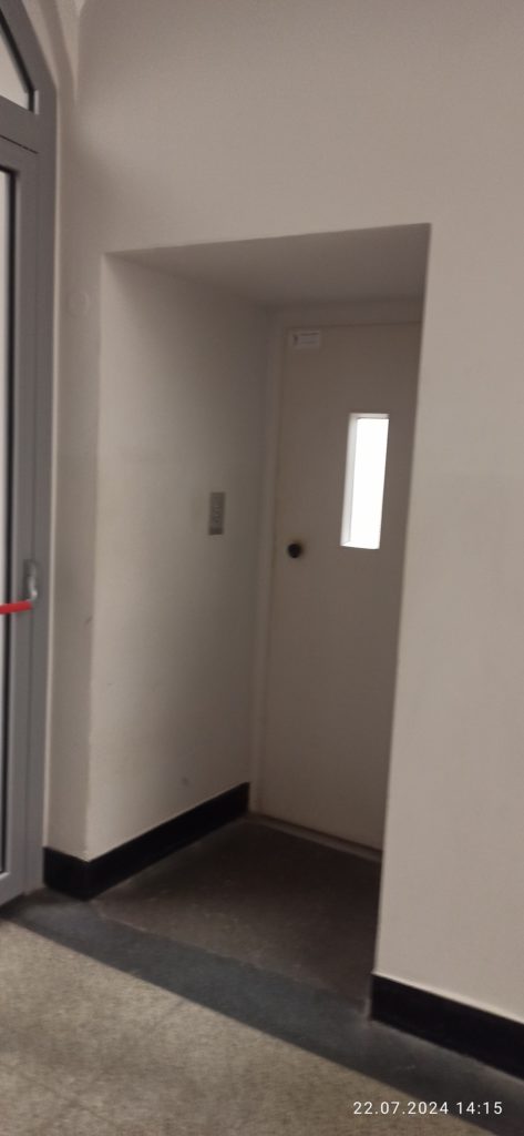 wejście od strony zachodniej do windy dla niepełnosprawnych - korytarz 1