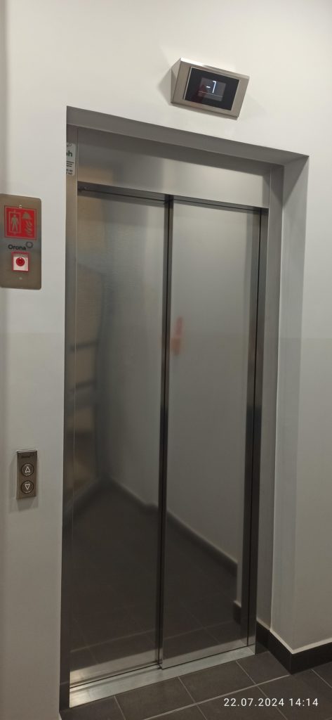 wejście na korytarz na pierwszym piętrze do solidarności