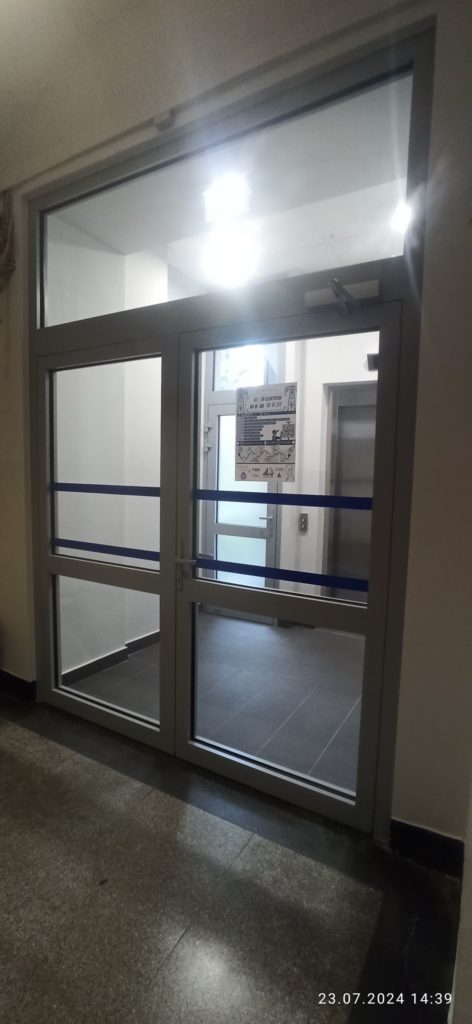 widok z korytarza na boczną windę