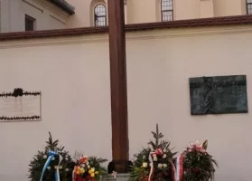 Krzyż Katyński znów wrócił na Plac O. Studzińskiego po Wawelem