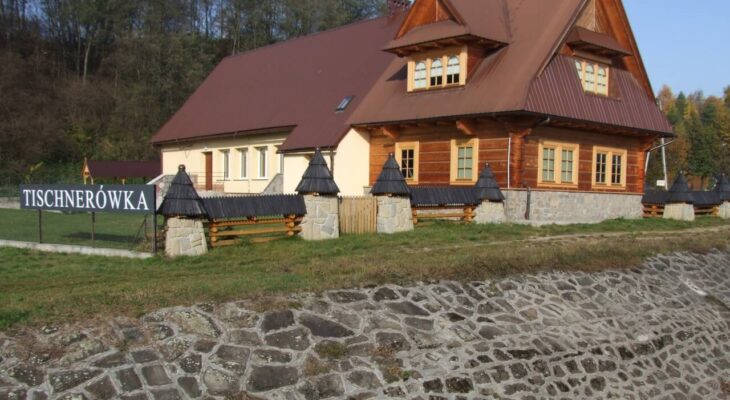 Fot. https://www.tischnerowka.pl/tischnerowka/ Tisznerowka-dom